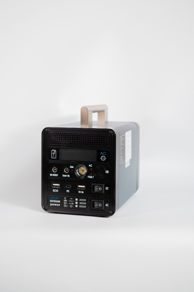 Batería de almacenamiento portátil  .capacidad-14.6v,12ah,154wh  .potencia-200w